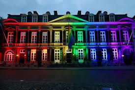 In de hoofdstad wapperen de 71 vlaggen van landen waar homoseksualiteit strafbaar is. Coc S Roepen Op Tot Vlaggen Vanwege Anti Lhbti Wet Hongarije Coc Limburg