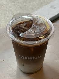 ☕ Everest & Co.，位於Gump's Ari 的時尚咖啡館。｜Trip.com 曼谷