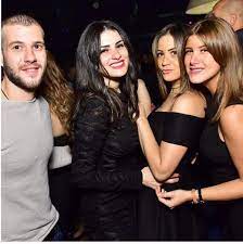 (نسرين إمام وتامر مرسي ) من الزيجات التي اتسمت بالسرية أيضاً في بدايتها زواج نسرين إمام من المنتج تامر مرسي، فلم يعرف الجمهور عن هذه الزيجة شئ لأكثر من ثلاث سنوات، لكن نسرين قررت الإعلان عنها خلال حملها بالشهور الأولى. Ù„Ù† ØªØµØ¯Ù‚ Ù…Ù† Ù‡ÙŠ Ø²ÙˆØ¬Ø© Ø§Ù„Ù…Ù†ØªØ¬ ØªØ§Ù…Ø± Ù…Ø±Ø³ÙŠ ÙˆÙ„Ù‡Ø°Ø§ Ø§Ù„Ø³Ø¨Ø¨ Ø§Ø¹ØªØ²Ù„Øª Ø§Ù„ÙÙ† Ù„Ø§ÙŠÙ Ù†ÙŠÙˆØ²