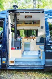 Au delà de 5,40 m, longueur classique pour le format l2 a comparer au 700 kg, en moyenne, qu'emporte un fourgon aménagé par un fabricant. Van Amenage Idees Exemples D Installations Pour Prendre La Route Vie En Van Amenagement Camping Car Amenagement Cuisine