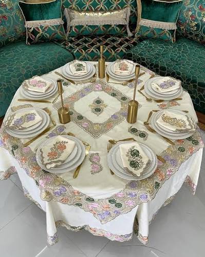 Nappe et sous nappe brod&eacute;es en tarz rbati avec plusieurs couleurs + 12  serviettes. #nappe #sousnappe #rbati #tarzrbati #artdetable #tablemarocaine  #nappebrod&eacute;e
