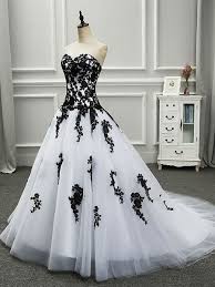 Si vous aimez des robe royale, vous pouvez les acheter en ligne. Robes De Mariee Noires En Tullle Robe De Princesse Silhouette Sans Manches Taille Basse Taille Robe Royale En Dentelle Robe De Mariage Robe De Mariee Noire Robe De Bal En Dentelle