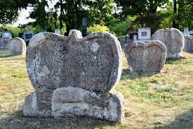 Bár ebben a posztban nem egy romról lesz szó, mégis olyan dologgal fogunk foglalkozni, ami érdekes lehet egy olyan embernek. Balatonudvari Vedett Temeto Sziv Alaku Sirkovekkel Reformacio