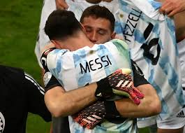 El seleccionado argentino se clasificó finalista de la copa américa en la que enfrentará el sábado a brasil en el estadio maracaná, tras vencer 3 a 2 por tiros penales a colombia tras igualar 1 a 1 en los 90, minutos regulares, con tres de los cinco disparos definitorios contenidos por el arquero emiliano martínez. Pxxze 2xmlewom