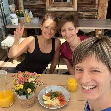 J U B I L Ä U M 1 Jahr @zahnspange_lauterbach und somit Zeit für Party!!  🎉🎊💃 Zur Feier des Tages ging es mit meinem wundervollen Team zur  @stoettlalm auf einen ausgedehnten