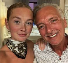 Martien meiland deelde de kerstkaart met zijn volgers en hij is ontzettend mooi. Oeps Familie Meiland Is Gouden Televizier Ring Kwijt