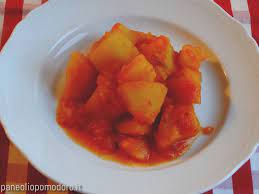 Scopri come fare le polpette al sugo morbide, profumate e saporite! Patate In Umido Al Pomodoro Paneoliopomodoro