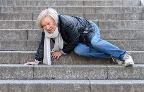 sturzprophylaxe sturzpravention sturze im alter vermeiden pflege de