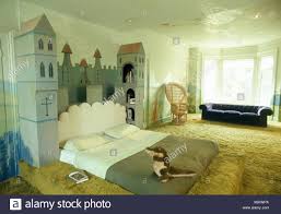 Unter Dem Motto Bett Des Kindes Der 70er Jahre Schloss Schlafzimmer Mit Shag Teppich Stockfotografie Alamy
