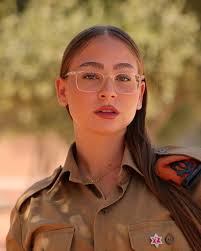 בדרך לרילוקיישן עוברים בבוק בת מצווה ✈️♥️ והפעם אורי עם הטיפ הכי חשוב שלה  לצילומים. ובסוף אורחת מיוחדת 🥹🫠 @yael_golan @thegenda #בוקבתמצווה  #רילוקיישן