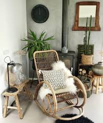 Natural Beauty In Diesem Wunderschonen Schaukelstuhl Aus Rattan Ist Entspannung Vorprogrammiert Ein Kuscheli Wohnzimmersessel Wohnzimmer Sessel Schaukelstuhl