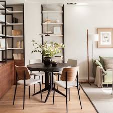 Así como el espacio de guardado es importante, los muebles de guardado también deberían serlo y amoldarse a la decoración del hogar. Como Decorar Con Glamour Un Comedor Pequeno Foto 1