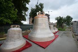 Clopotul cântăreşte nu mai puţin de 25 de tone şi a costat aproape jumătate de milion de euro. Povestea Clopotelor Care Vor RÄsuna In Timpul SfinÅ£irii Catedralei Mantuirii Neamului De Ce Sunt DeranjaÅ£ii Vecinii