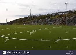 Magie auf den lofoten inseln fotobehang. Norwegen Lofoten Svolvaer Henningsvaer Heimoy Hellandsoya Fussballplatz Fussball Sport Tor Fussballtor Urbaub Rasen Kunstrasen Feld Stockfotografie Alamy