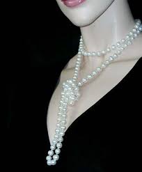 10 Ways To Wear Long Pearl Necklace Long Pearl Necklaces Pearl Necklace Long Pearl Necklace Outfit