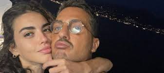 Fabrizio Corona, 50 anni, aspetta un figlio con Sara Barbieri