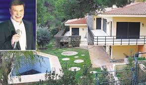 Ο πατέρας του αλέξανδρος έλειπε από την παιδική του ηλικία, καθώς Giwrgos Marinos Orgiazoyn Oi Fhmes Gia Th Bila Fantasma Toy Afantoy H8opoioy Daypress Gr