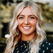 Angela Quam's Instagram, Twitter & Facebook