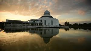 More than 60 universities worldwide—33 in the united states and 31 in asia, australia, europe, latin america, and the middle east—comprise the global e3 consortium. An Nur Mosque Universiti Teknologi Stock Footage Video 100 Royalty Free 13487396 Shutterstock