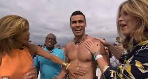 Pita taufatofua, o besuntado de tonga volta a ficar descamisado na abertura dos jogos olímpicos de inverno. Muso Da Abertura Lutador De Tonga E Besuntado Por Duas Jornalistas De Teve