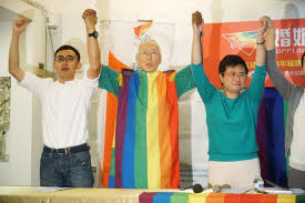 祁家威，同志平權運動者，也是同性婚姻釋憲案的聲請人。 早在 1986 年時，便無懼面對台灣社會的保守壓力，於台北召開國際記者會公開出櫃，成為 台灣史上首位公開出櫃的男同志 。 ç­å¾è¶éä¸åå¹´ ç¥å®¶å¨ å¿æåé»éèºè¬åçé³¥ æ°'å ±taiwan People News