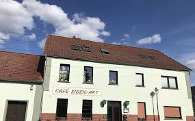 Die beiden berliner polizisten, die hier bewachen, stehen oft auch 20 meter entfernt neben dem haus. Restaurants Und Cafes In Der Uckermark Ein Uberblick