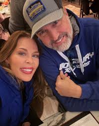 Spent the weekend in Wisconsin Dells supporting my favorite hockey player  🫶 💙🏒 Stopped to pose with the iconic elephant (that forever represents  summer dance comps to me) as we strolled through