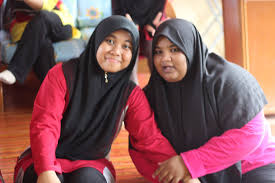 Mesti anda kenal gadis ini.beliau bernama sarah shamira berumur 20 thn sudah berkahwin dan mempunyai seorang cahaya mata.beliau pernah berlakon drama seutuh kudrat talian kasih.wataknya menjai cacat.beliau sgt berbakat namun sekarang lebih kearah belakang tabir. Seutuh Kudrat Talian Kasih