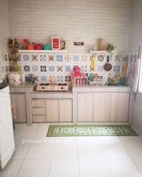 Bahkan tidak ada kabinet yang desain dapur ini menonjolkan kemewahan dari dapur yang teridri dari kitchen set yang di tata berbentuk l desain yang sederhana ini tidak memakan banyak ruangan sehingga ruang dapur akan dapat di isi. Penataan Ruang Makan Minimalis Cek Bahan Bangunan