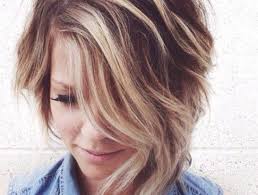 Les mèches courte l'avant sont gardées longues pour être placées vers l'arrière et donner un effet de volume. 1001 Idees De Carre Plongeant Court Une Coupe En Vogue A Adopter Cheveux Courts Coupe De Cheveux Coiffures Asymetriques