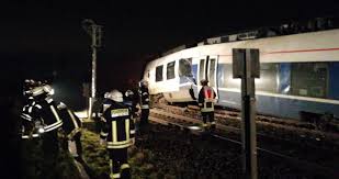 V rámci mezinárodního dne bezpečnosti na železničních přejezdech pořádala správa železnic simulovanou srážku vlaku a následný zásah hasičů při vyprošťování zaklíněných figurantů. Srazka Vlaku U Nemeckeho Dusseldorfu Desitky Zranenych A Popadane Vedeni Blesk Cz