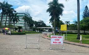 Một phần cổng dẫn vào công ty tnhh pouyuen việt nam bị căng dây, hạn chế đi lại. Asoe0s8bph92fm