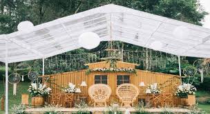 Saat ini dekorasi pernikahan tak hanya berupa gebyok atau hiasan tradisional lainnya saja, tapi ada pula berbagai pilihan lainnya. 10 Dekorasi Akad Nikah Di Rumah Konsep Sederhana Hingga Glamor