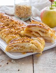 Sui rettangoli di pasta sfoglia spalmiamo la marmellata, quindi sistemiamo gli spicchi di mela uno vicino all'altro. Treccia Alle Mele Un Dolce Di Pasta Sfoglia Con Marmellata Si Prepara In 5 Minuti Ricette Dolci Con Pasta Sfoglia Idee Alimentari