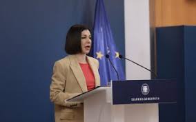 .η αριστοτελία πελώνη υπερασπίστηκε ουσιαστικά όσα είχε γράψει ως δημοσιογράφος, όπως τόνισε «για ποιο πράγμα εγκαλούμαι ακριβώς εδώ;» απάντησε ειδικότερα η αριστοτελία πελώνη. Faaicvxcfty Sm