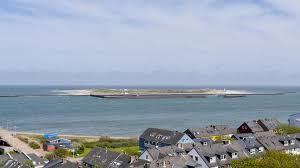 The many trails across the island can guide visitors through the island's array of flora and fauna, to lummenfelsen ─ the world's smallest conservation area. Helgoland 31 5 3 6 S Y Suwena