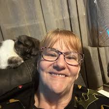 Is Veronica's head huge or is Micah's small? I am watching the episode  where she is just introduced