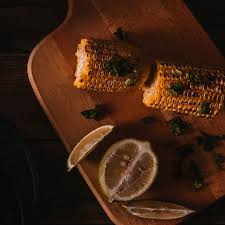 墨西哥街頭 烤玉米 在墨西哥街頭經常可見的小吃 elote 要先將整隻 玉米直接放在烤網上烤熟 塗 上奶油 檸檬汁再灑點起司粉 墨西哥香料辣粉 然後就可以吃囉 材料 玉米2 3根 肯瓊 cajun 粉1大匙 橄欖油