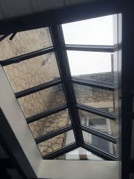 Un Puits De Lumiere Realise Sur Mesure Pour Donner Plus De Luminosite A Votre Interieur Retour Aux Verrieres Verriere Toiture Fenetre De Toit Verriere De Toit