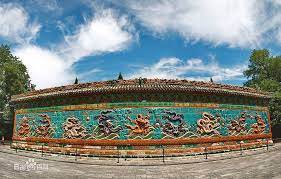 九龙壁是影壁的一种 是 中国传统建筑中用于遮挡视线的墙壁 位于 紫禁城 宁寿宫区皇极门外 壁长29 47m 高3 59m 厚0 45 9m 是一座背倚宫 墙而建的单面