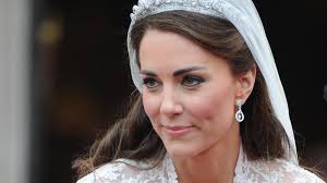 Was hat kates brautkleid mit dem krönungsmantel der queen zu. Perfekt Zugeschnitten Kates Brautkleid War Ein Traum Aus Spitze Welt