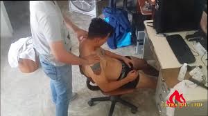 Tatuagem hetero rapaz latino sendo sugado após massagem Câmera escondida vê  online