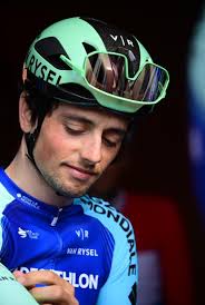 Le Savoyard Paul Seixas 🇫🇷🐓18 ans sera le coureur le plus jeune du  WorldTour en 2025. Et malgré son jeune âge, le Français attire les regards  après une saison exceptionnelle chez les