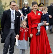 Sveriges bästa sajt med kungliga nyheter och bilder, kunglig modeblogg, kändisnytt, fest och premiärer. Pin Auf Prinsessan Estelle Hertiginna Av Ostergotland