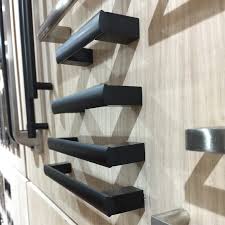 When you're buying cabinet handles, look for selections that are weighty and easy to grasp. 192mm Matt Black Kitchen Handle Pit Series Nbat Hardware