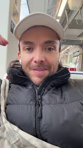 YO CREO QUE VIVE ¿TÚ QUÉ OPINAS? 🤓🤓🤓 #juangabriel #netflix #fyp #viral