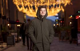 Senere ble han programleder for nettsatsingen helt. Idrettsgallaen Programleder Nicolay Ramm Har Hendene Fulle Redd For A Ikke Strekke Til Underholdning