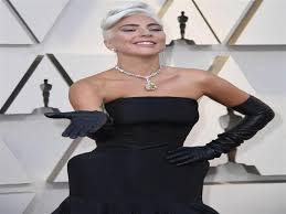 المطربة التي تتحدث باستمرار في القضايا التي تهمها، بما في ذلك حقوق الإنسان، واللطف مع الآخرين، وحماية التصويت وحرص الشباب على. Ø­ÙÙ„ Ø§Ù„Ø£ÙˆØ³ÙƒØ§Ø± Ø£Ø´Ù‡Ø± Ù…Ø§Ø³Ø© ØµÙØ±Ø§Ø¡ ØªØ³Ø±Ù‚ Ø§Ù„Ø£Ø¶ÙˆØ§Ø¡ Ù…Ù† Ù„ÙŠØ¯ÙŠ Ø¬Ø§Ø¬Ø§ Ù…ØµØ±Ø§ÙˆÙ‰