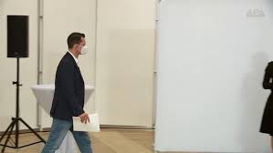 Das passiert, wenn eine drohne in einen pkw knallt. 6wct2nhynwqdbm