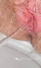 Hairyblondie pissing, 04